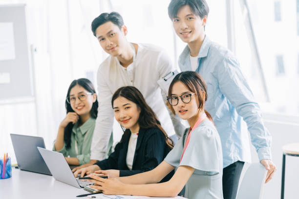Chuyên gia Việt Nam làm việc với đối tác quốc tế